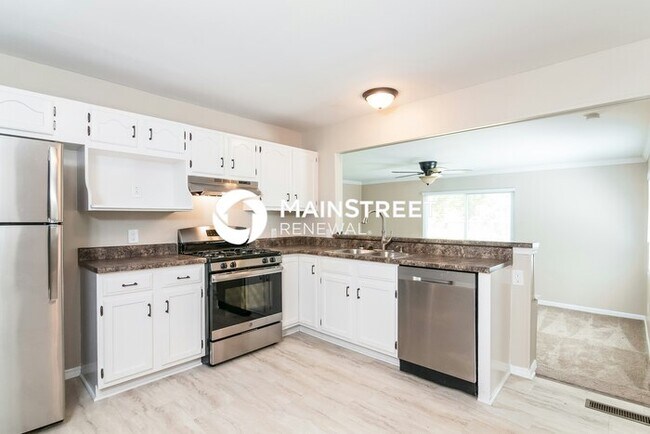 Photo - 2025 Huntington Dr