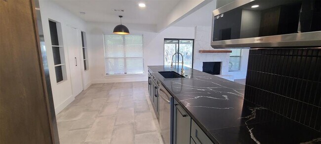 Photo - 1723 Lakeway Blvd