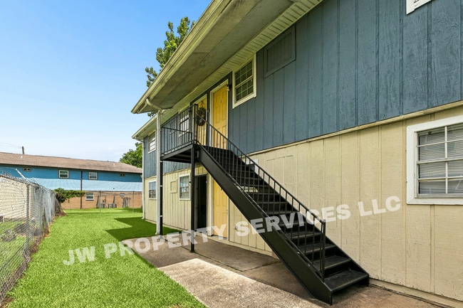 Building Photo - 204 Wilker Neal Ave Unit C