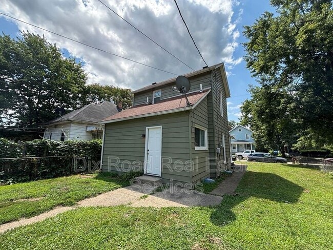 Photo - 405 Moore St