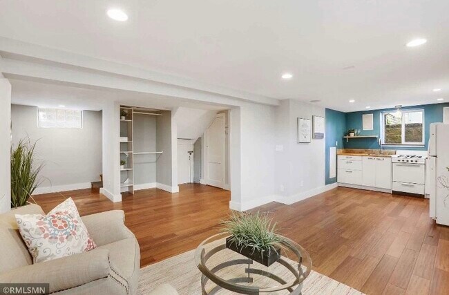 Living area - 1549 Edmund Ave Unit 2