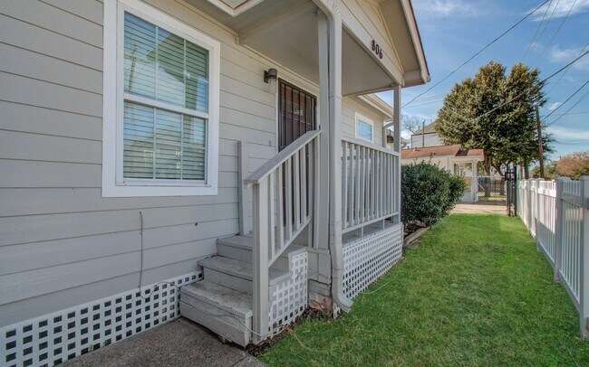 Photo - 806 E 33rd St