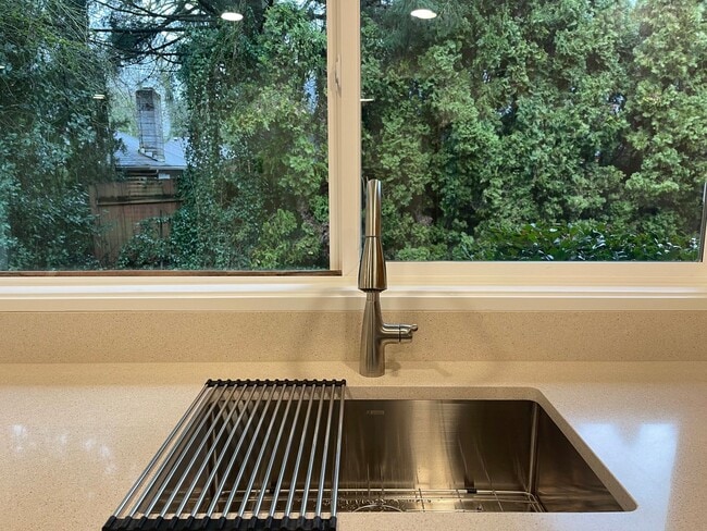 Photo - Beautiful 2 Bed, 1 Bath Duplex in SW Portland! Enjoy Private Yard, Spacious Floorplan in a Great ...