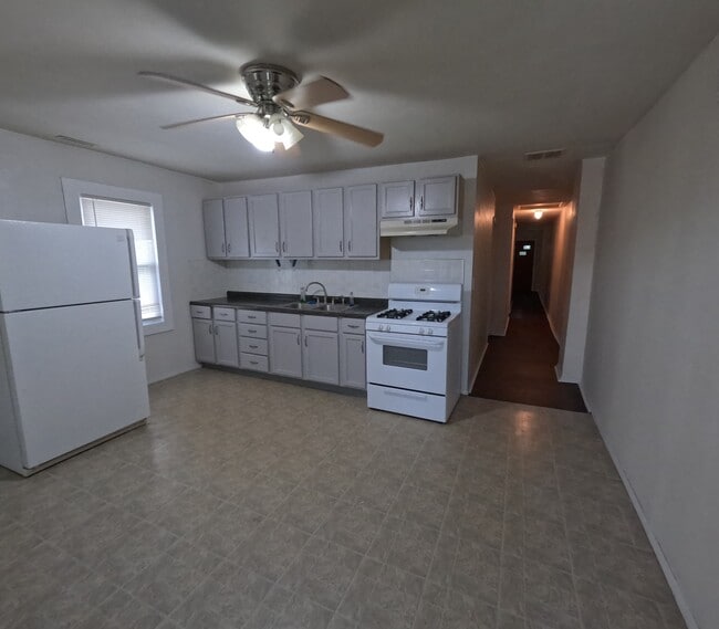 Building Photo - 724 E Lawrence St Rental