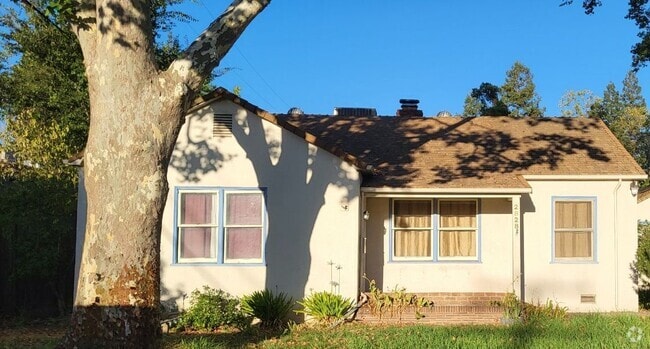Building Photo - 2828 Hilldale Rd Rental