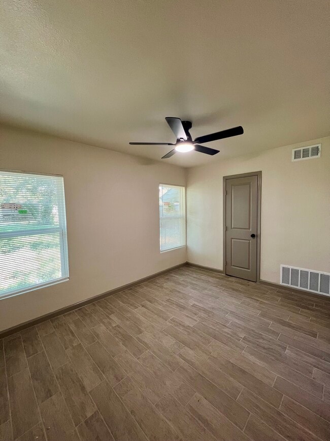 Photo - 1505 Maple Dr