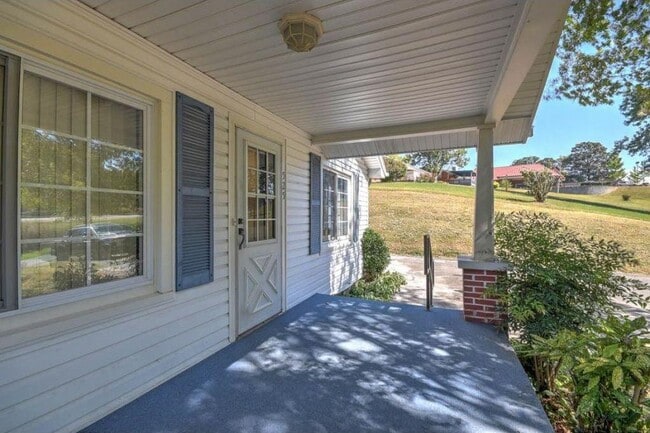Photo - 525 Meadowbrook Ave