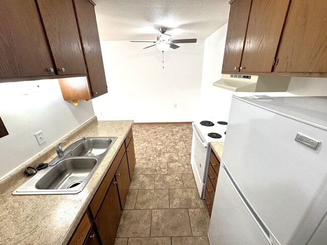 1 Bd- Kitchen/Dinning Area - Golfview Crossing Apartments