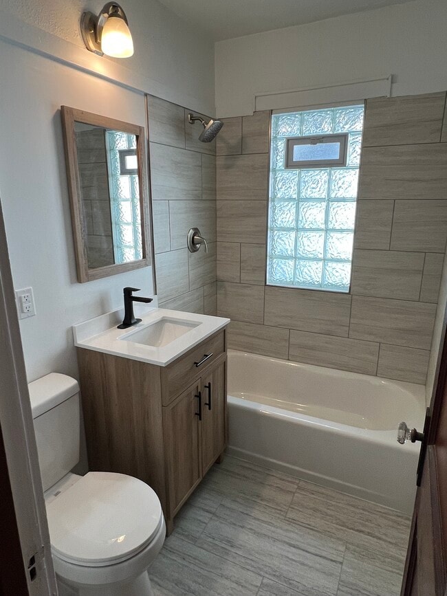 Bathroom - 3347 N Cramer St