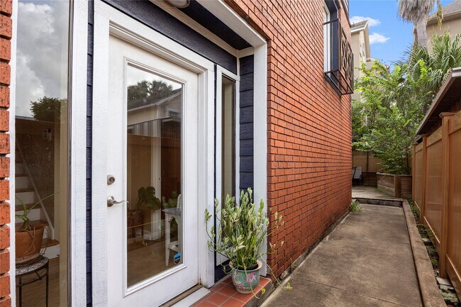 Photo - 2415 Dunlavy St Unit 1/2