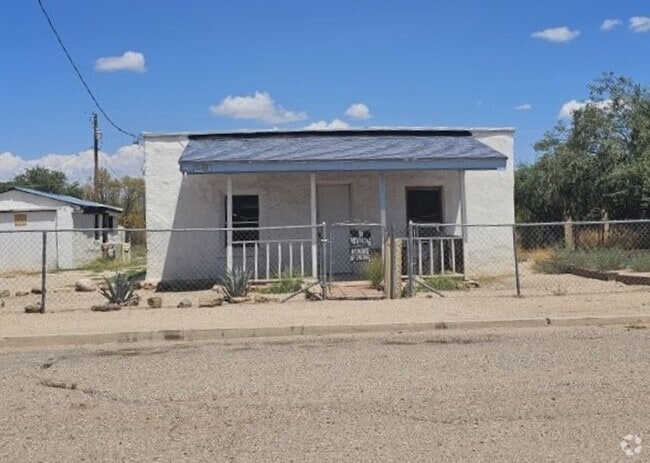 Building Photo - Train lovers dream! Rental