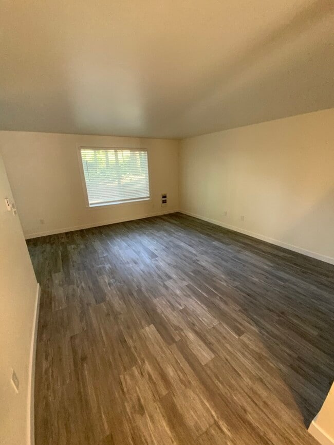 AVAILABLE NOW!!!!! West Olympia 2bdr 1.5bath Townhome w/ garage & parking