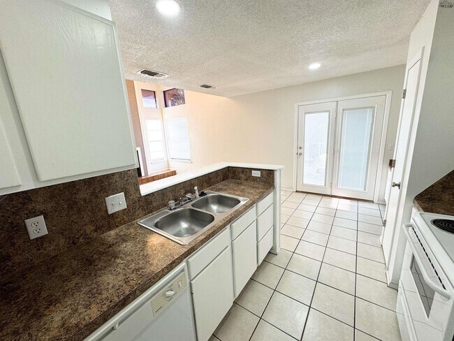 Photo - 4511 Mistletoe Dr