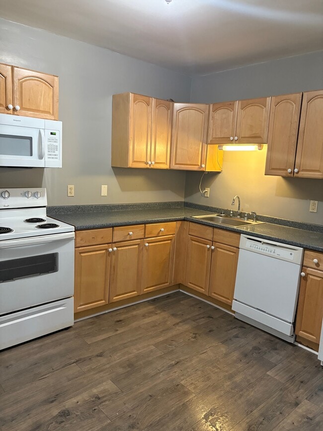 Building Photo - 652 Adams Ave Unit Apartment 3