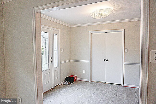 Building Photo - 6770 Surreywood Ln