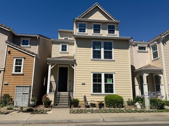 Building Photo - 3 story newer home in great commute location