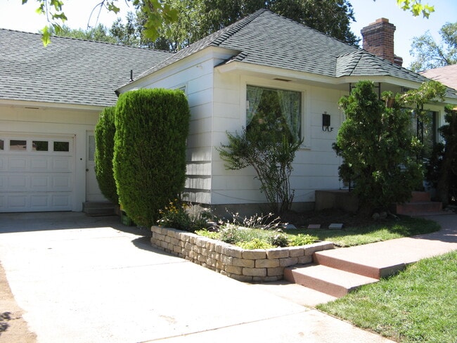 Building Photo - 324 Caliente St Rental