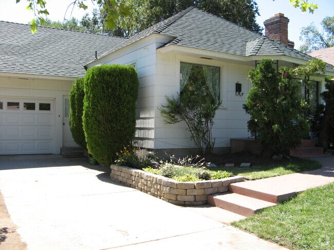 Building Photo - 324 Caliente St Rental