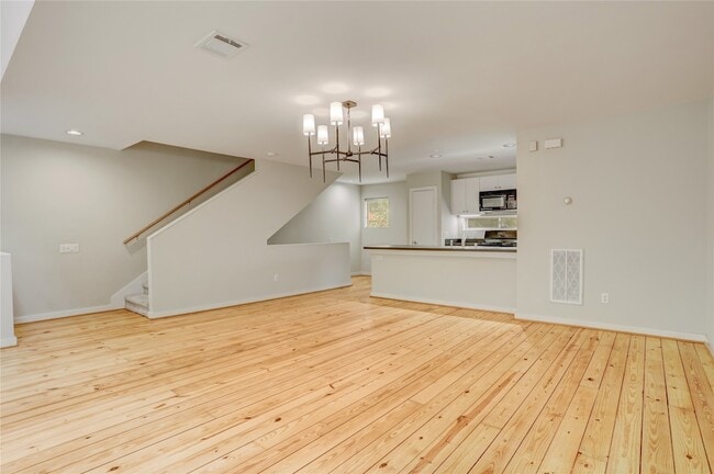 Photo - 910 Ruthven St