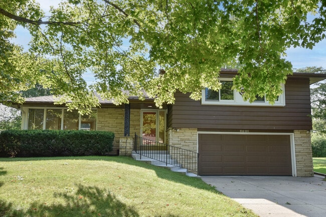 Building Photo - 8601 N Manor Ln