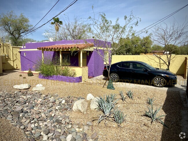 Building Photo - 2216 E 6th St Rental