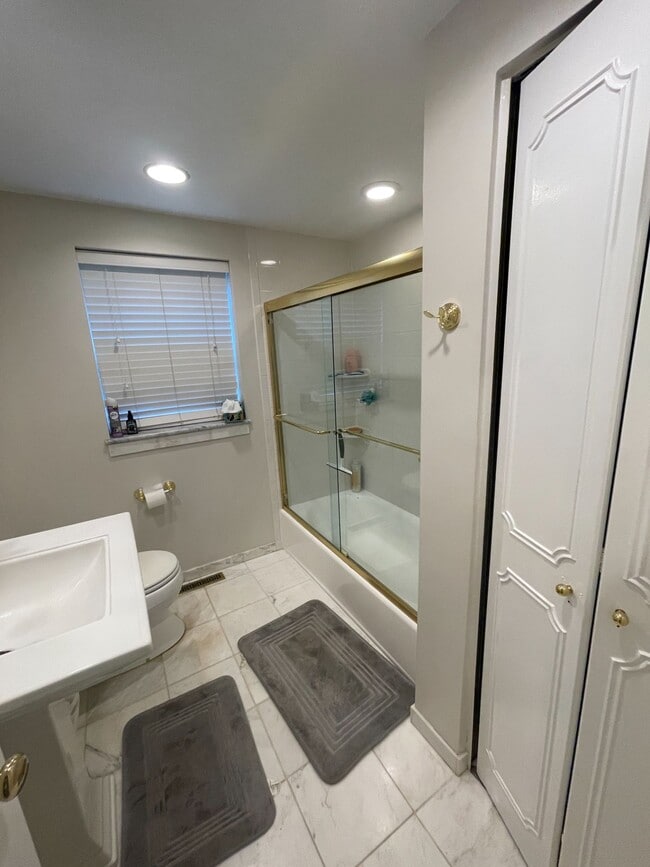 Building Photo - 51 Lake Shore Ct Unit 1 Rental