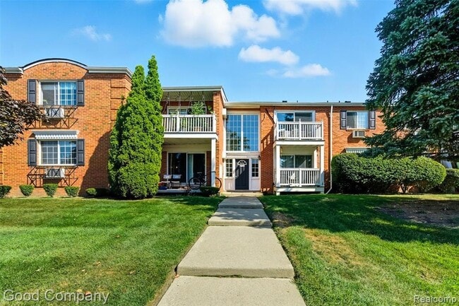 Building Photo - 2400 Parmenter Blvd Unit 207B Rental
