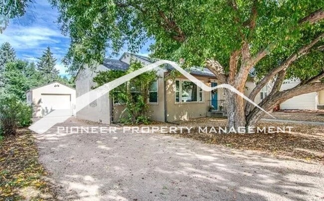 Building Photo - Adorable neighborhood, Updated Main-Level Living in Ivywild, 3BR/2BA, 1 Car Garage and Enclosed Yard