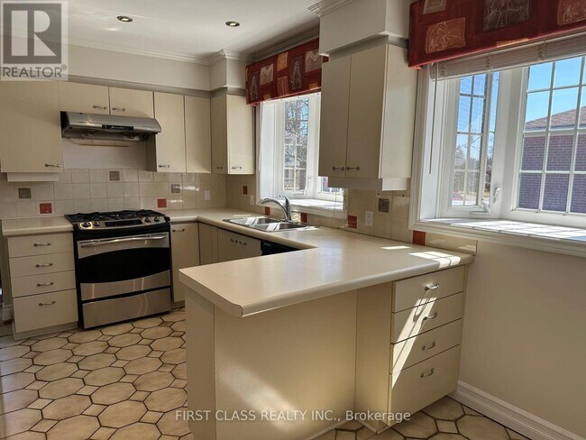 Photo - 28 Collins Crescent