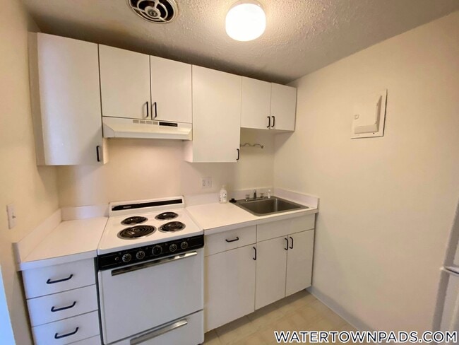 Building Photo - 20 Riverside St