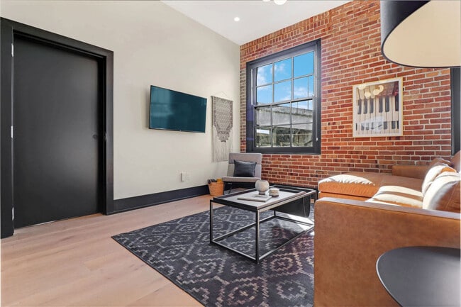 Building Photo - 1148 S Peters St Rental