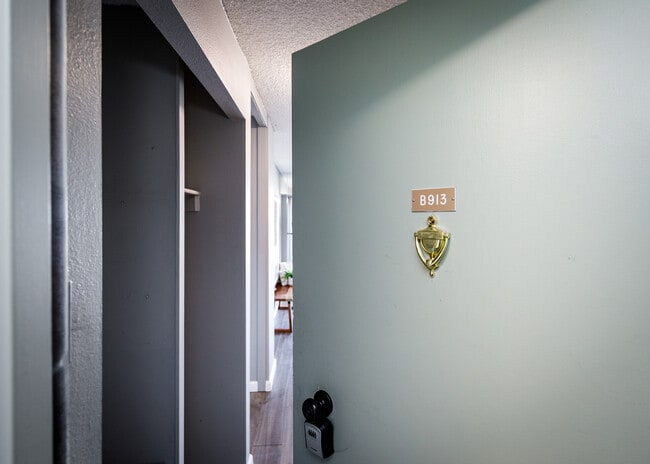 Building Photo - 411 Lakewood Cir Unit B-913