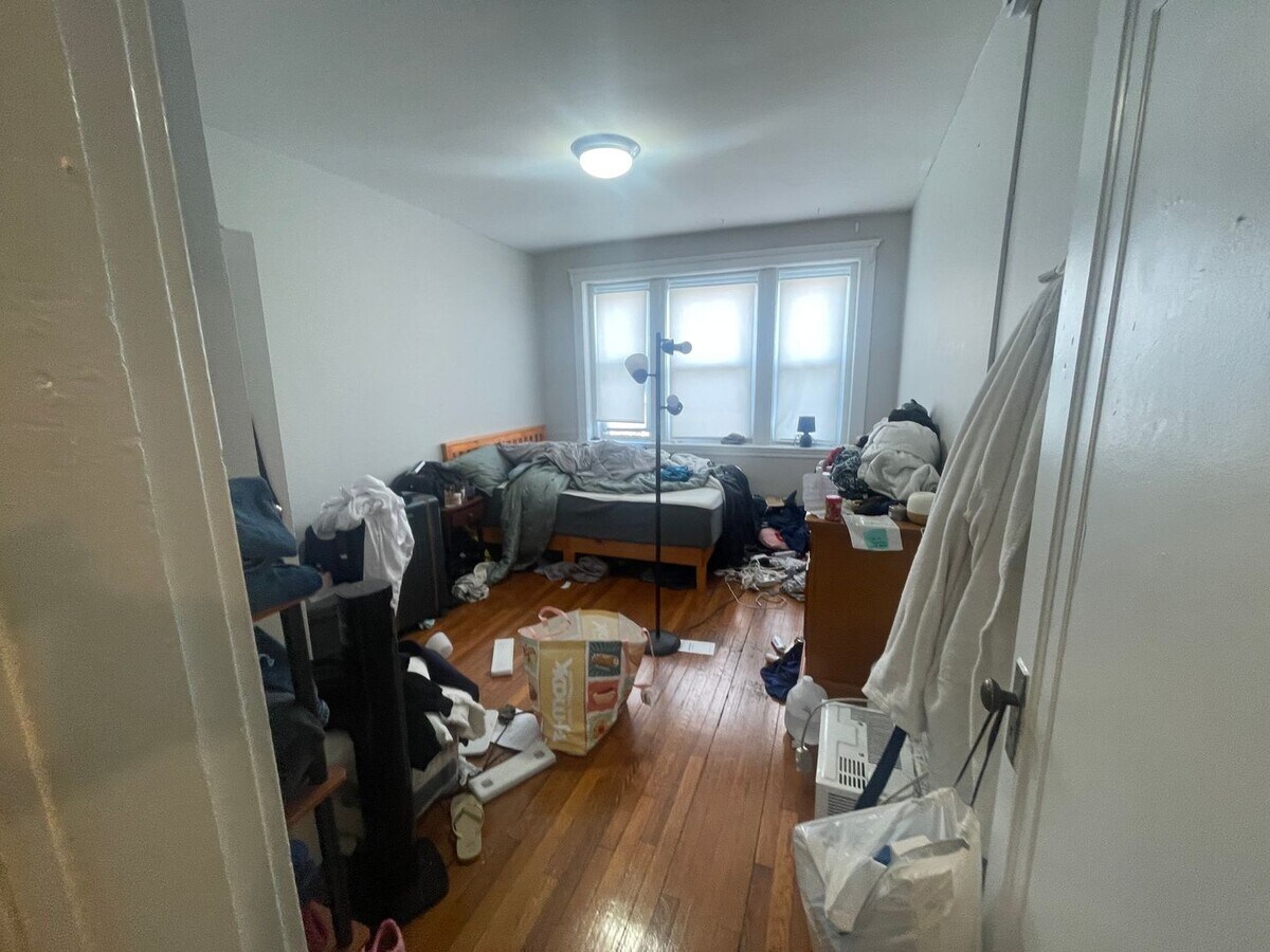 Photo - Very Big Sunny 1 Bed NO FEE Close to Everything Laundry Students ok  JUNE 1