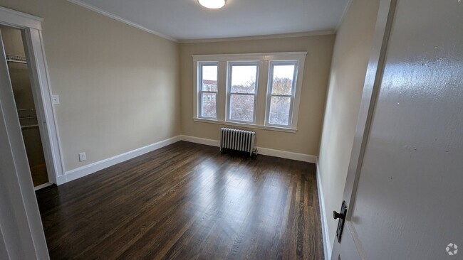 Building Photo - Bright, Top floor 2-bed with open floor plan Unit Apt 6