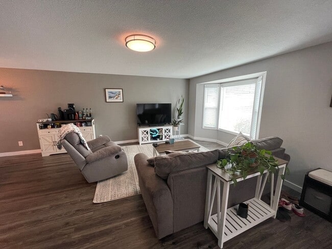 Photo - ***PENDING APPLICATION***Spacious and Comfortable 3 Bedroom Home