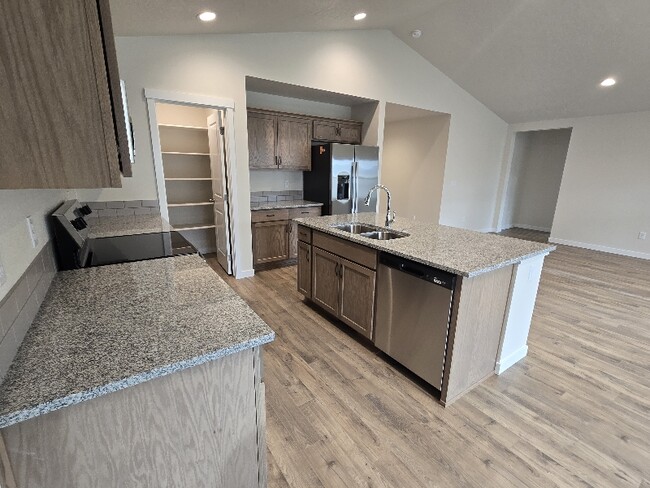 Photo - 323 Omphale St W