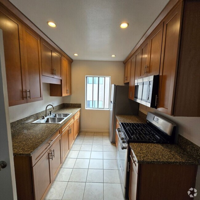 Building Photo - Large Upstairs 3-bedroom Apartment, Minute... Unit 3