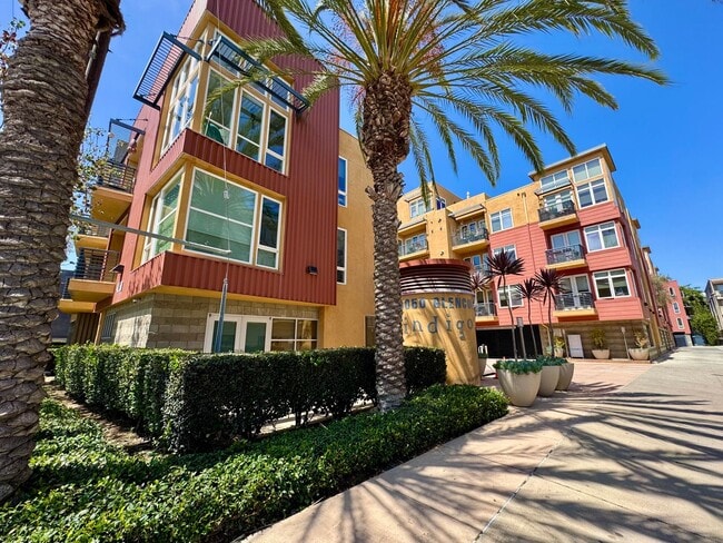 Building Photo - Luxury condo minutes from the beach...