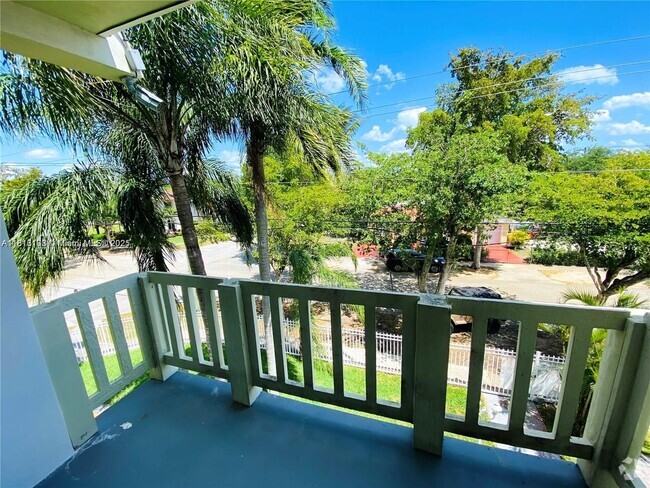 Building Photo - 12890 NE 8th Ave Unit 305 Rental