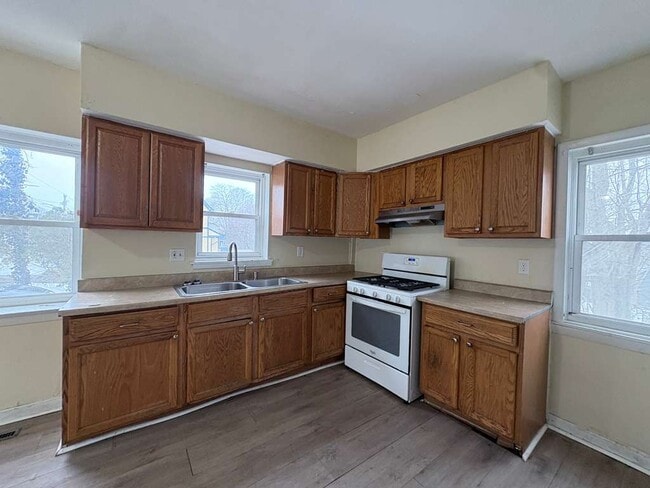 Building Photo - 220 Lenox St