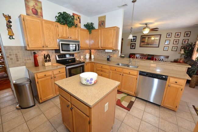 Building Photo - Quiet Cul-de -sac