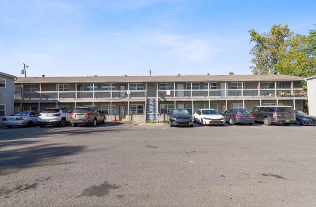 Building Photo - 474 1/2 E Norwich Ave Rental