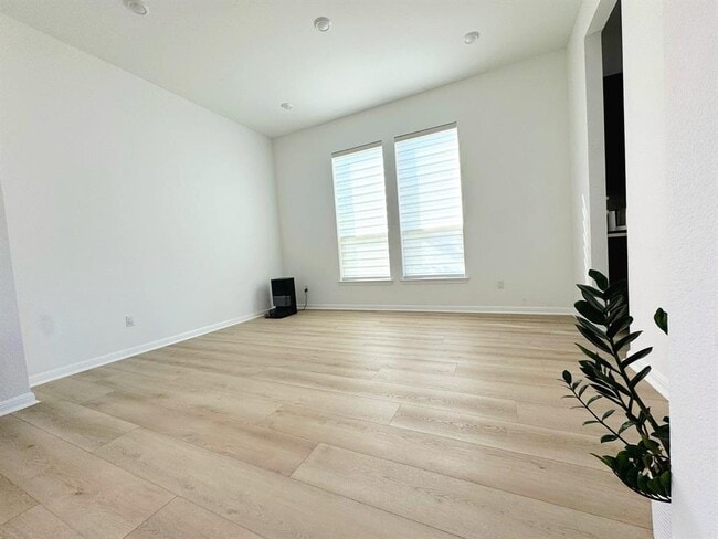 Photo - 2300 Sondrio Bnd