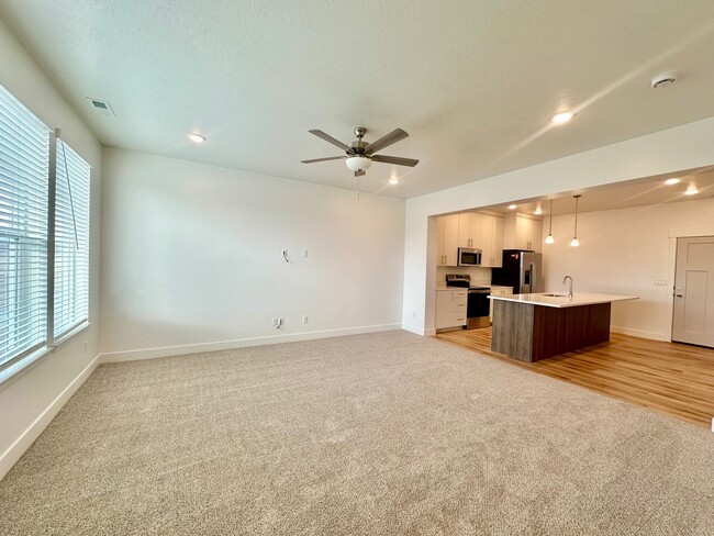 Building Photo - Springville TH 83 Rental