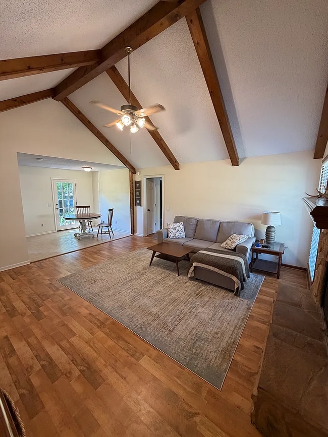 Photo - 530 Chadford Rd