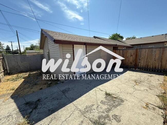 Building Photo - 1531 McKinley Ave Unit 1531 1/2 Rental