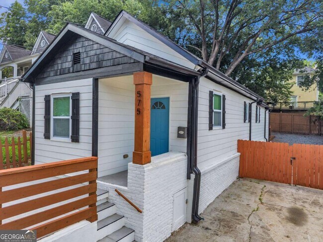 Photo - 575 Martin St SE