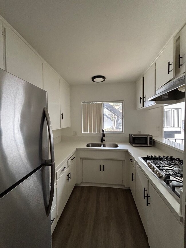 Building Photo - One-Bedroom Torrance Apartment with Stainl... Unit J