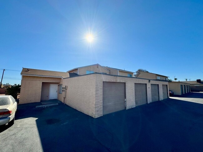 Building Photo - Single-story 1 bedroom unit available for ...