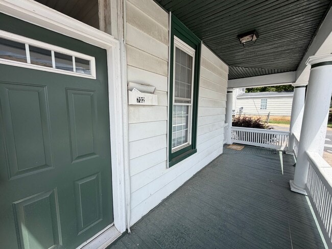 Photo - 702 Nelson St